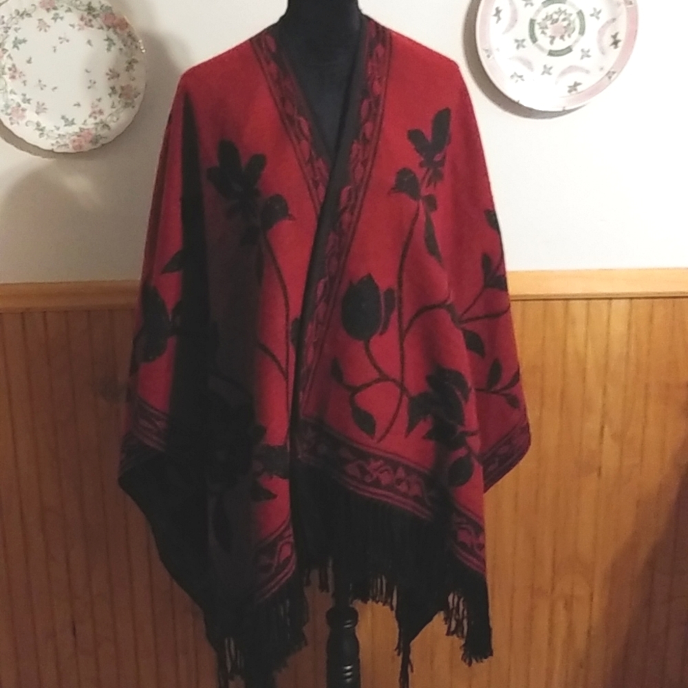 Poncho Reversible Red Black Floral